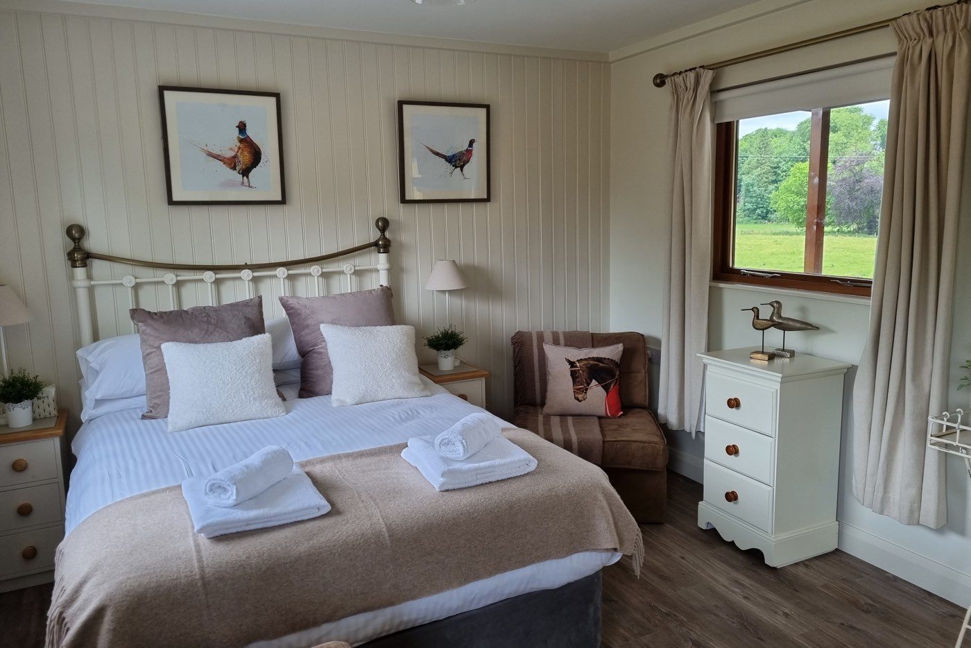 Blessingbourne Oak Tree Cabin - bedroom